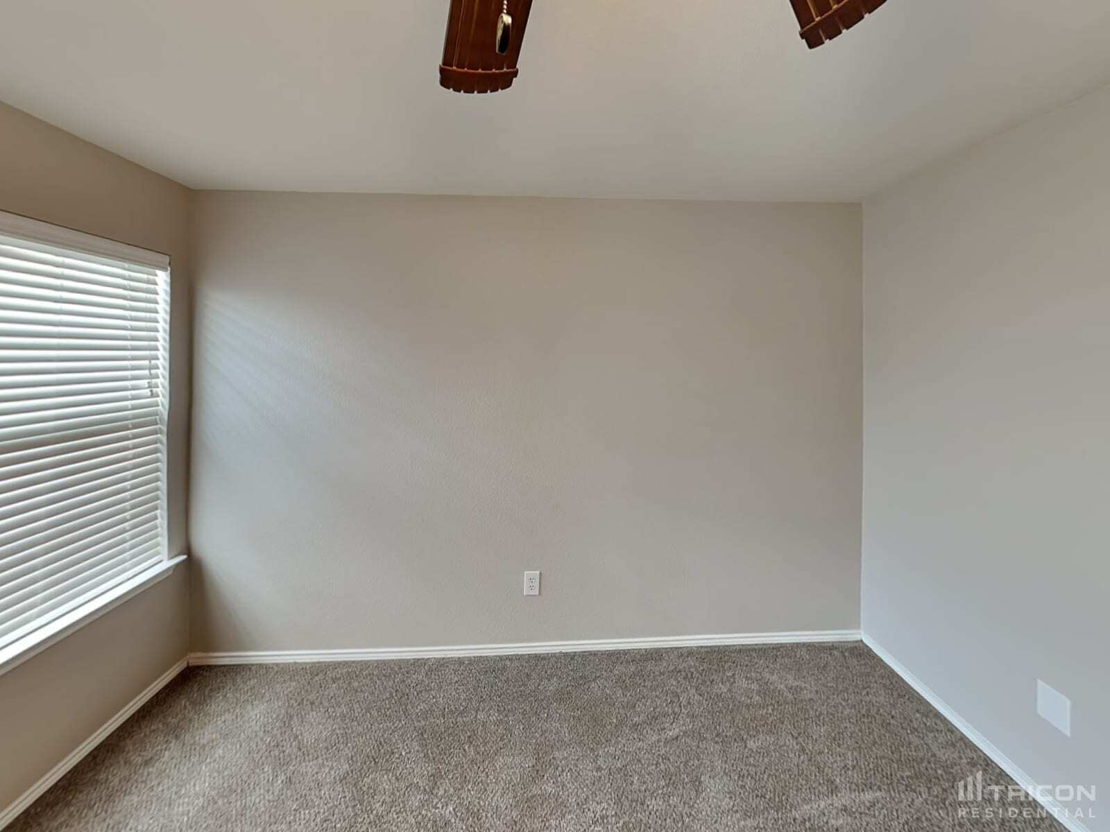 Building Photo - 204 Blue Roan Dr