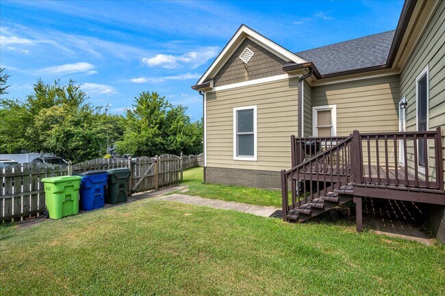 Building Photo - 616 E Davie St