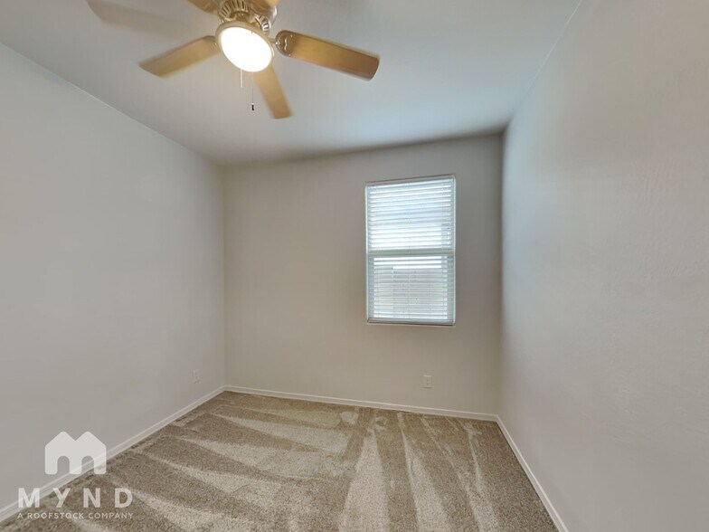 Building Photo - 815 N 109th Dr