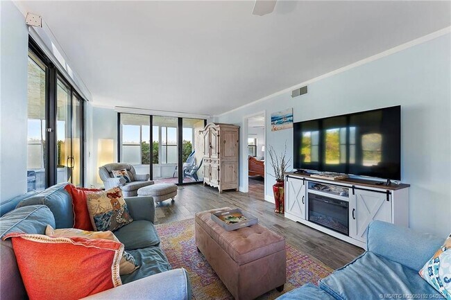 Building Photo - 7370 S Ocean Dr