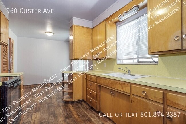 Building Photo - 960 Custer Ave