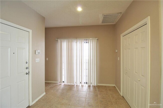 Building Photo - 17 Quamasia Ave