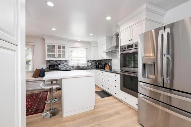 Building Photo - 1326