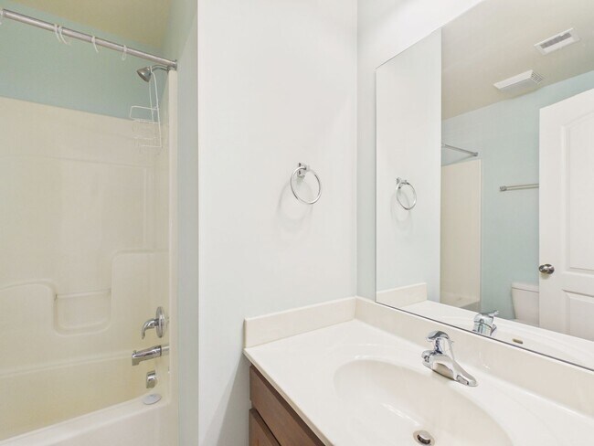 Building Photo - Spacious Townhouse on Mapleton Blvd.