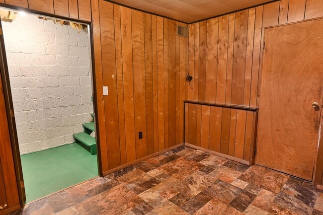 Building Photo - 3 Bedroom with Parking on Berryhill