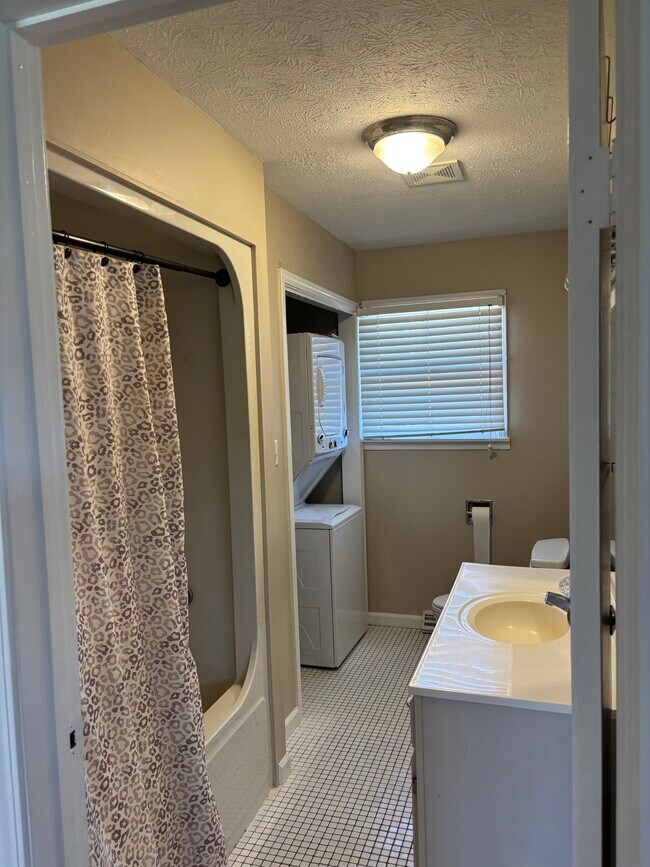 Building Photo - Highland