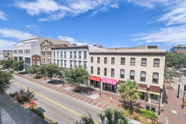 Building Photo - Stunning Corner Loft in the Heart of Historic Downtown Savannah