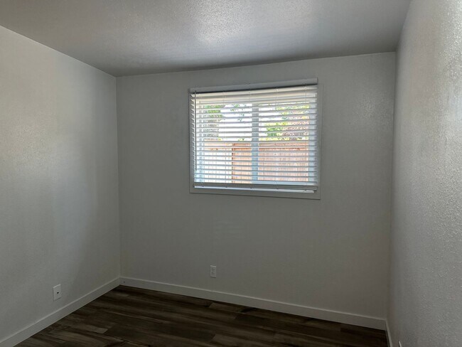 Building Photo - Beautifully updated 2 bedroom 1 bath duplex in a great neighborhood!