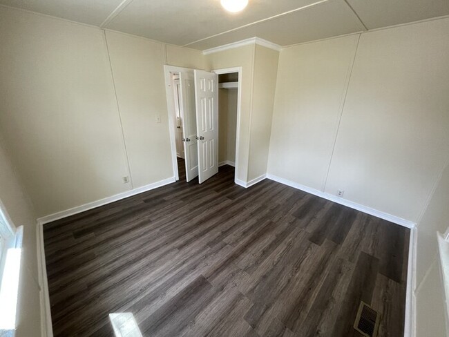 Building Photo - One Bedroom one Bathroom