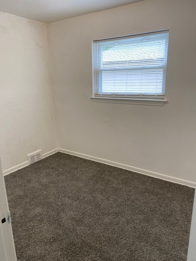 Building Photo - Freshly painted 3 bedroom, 1 1/2bath ranch...
