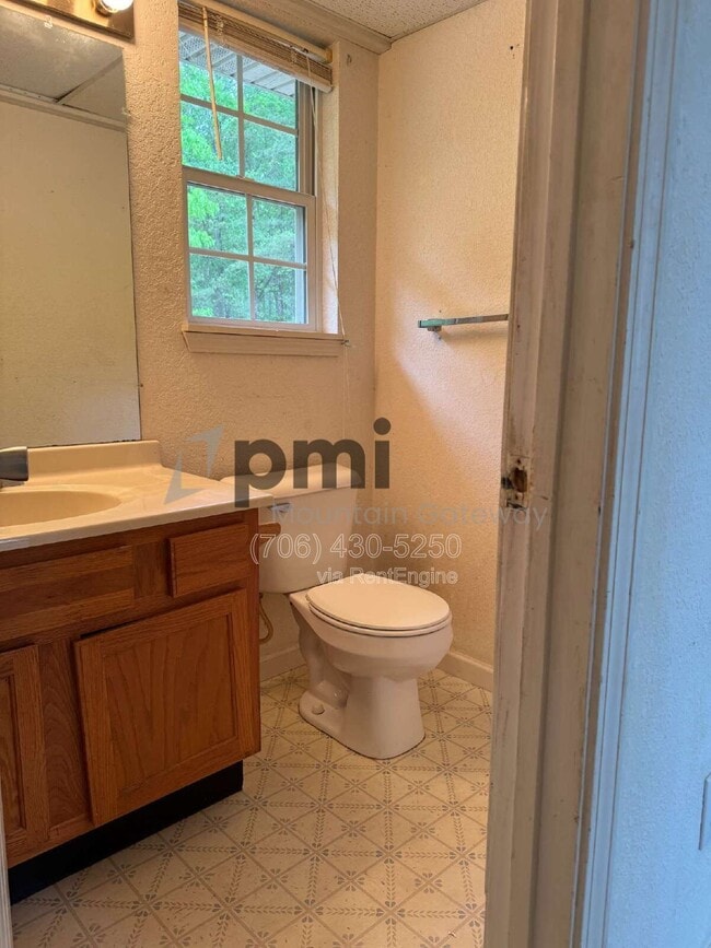 Building Photo - 131 Primrose Dr