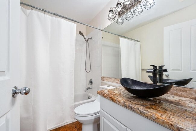 Building Photo - 2 Bedroom 2 Bathroom Upstairs Unit with Up...