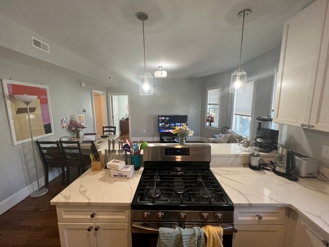 Building Photo - Very nice 3 bed 2 bath in Somerville... Don't miss out!