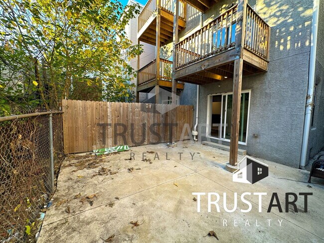 Building Photo - 2404 W Thompson St