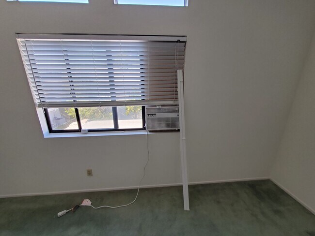 Building Photo - Beautiful Woodbridge/Lakeside Home for Lease!