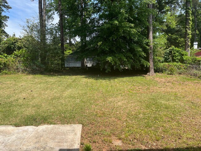 Building Photo - Updated 6bd/3ba w/ Large Backyard in Fores...