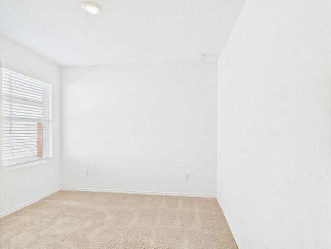 Building Photo - "Open-Concept Living in Fredericksburg"