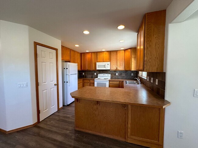 Building Photo - BONUS RENT SPECIAL! Spacious 4 Bed, 2.5 Ba...