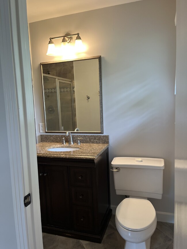 Building Photo - 810 Davis Dr