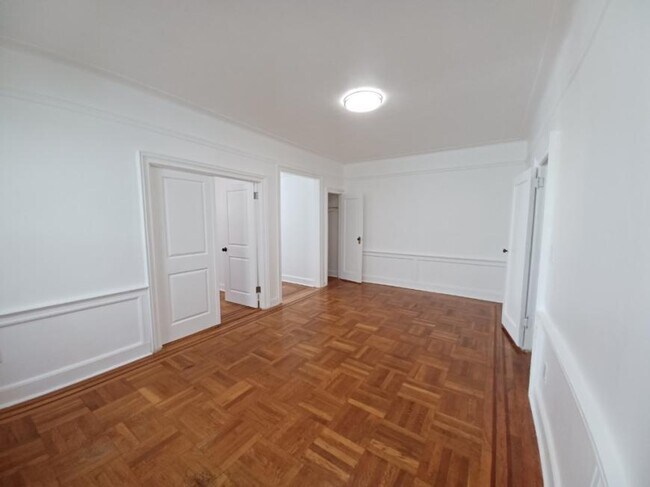 Building Photo - 3 bedroom in Woodside NY 11377