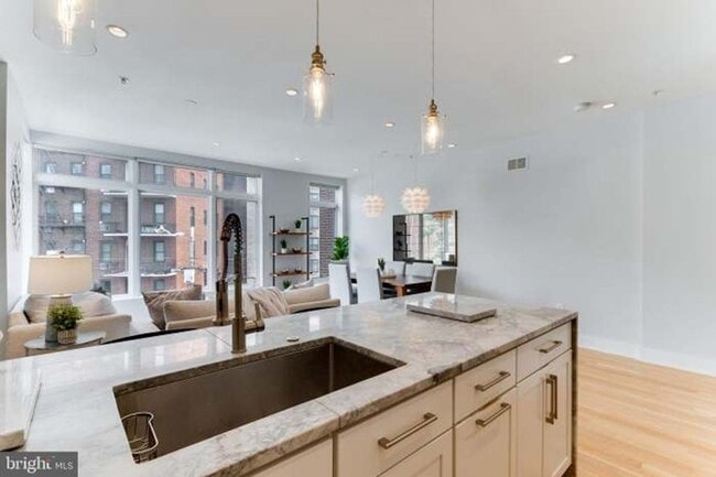 Building Photo - 1321 21st St NW