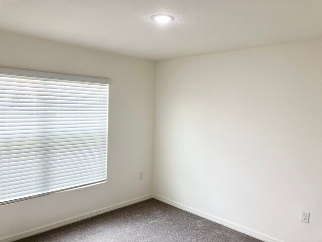 Building Photo - Golf Course Home!