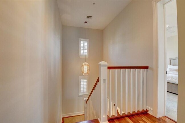 Building Photo - 306 E Mallory Cir