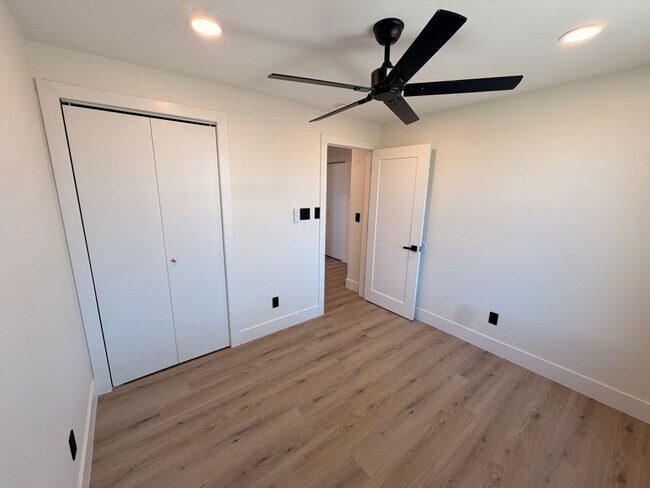 Building Photo - Updated 3 Bed / 2Bath Northeast Phoenix Home Ready for Immediate Move In w/ NO Carpet!