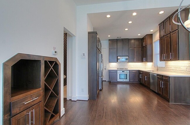 Building Photo - Stunning 3 Bedroom Townhome!