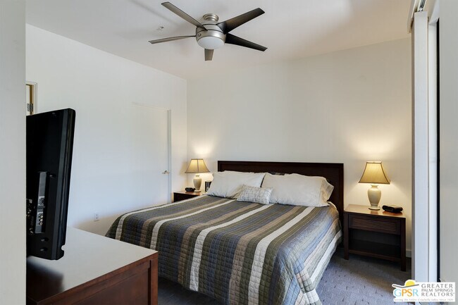 Building Photo - 870 E Palm Canyon Dr