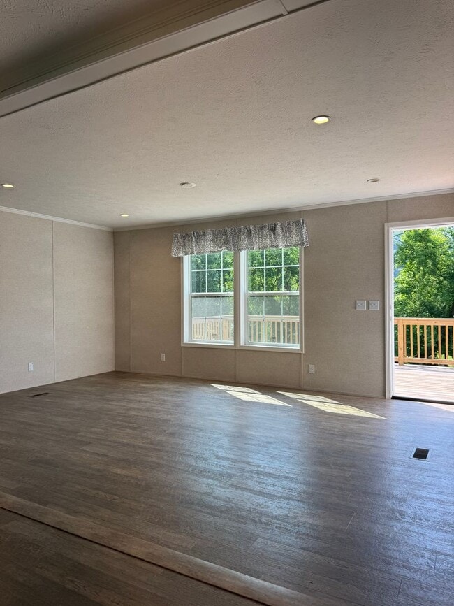 Building Photo - 465-7 Royal Manor Rd-