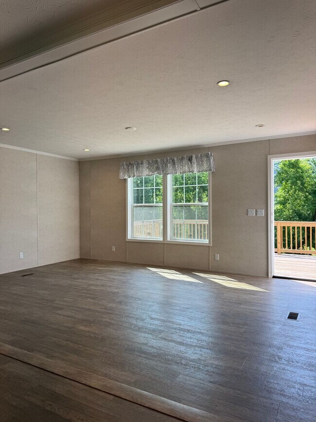 Building Photo - 465 Royal Manor Rd
