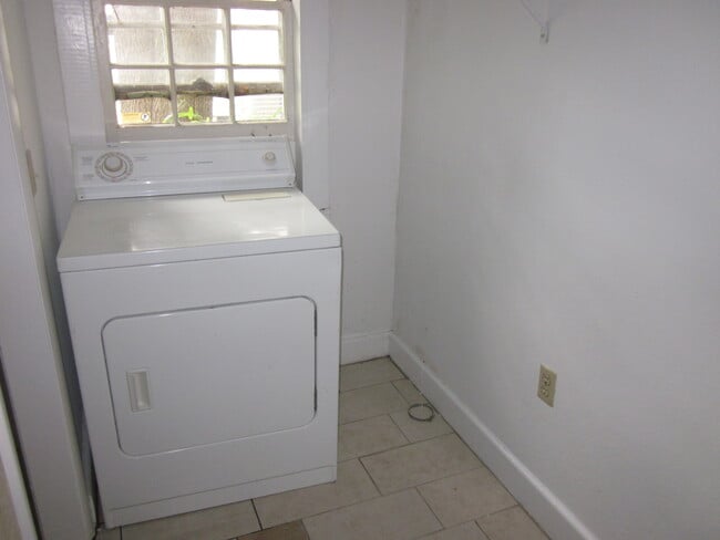 Building Photo - 2 Bed/1 Bath Duplex Close to Campus on NW 11th Street