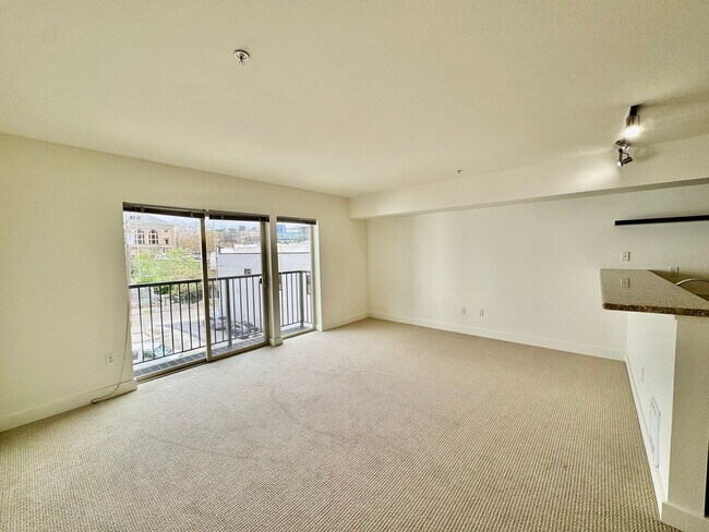 Building Photo - Renovated Studio in Capitol Hill with Rooftop City Views!!!!