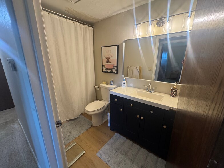 Full bathroom - 2905 Humboldt Rd