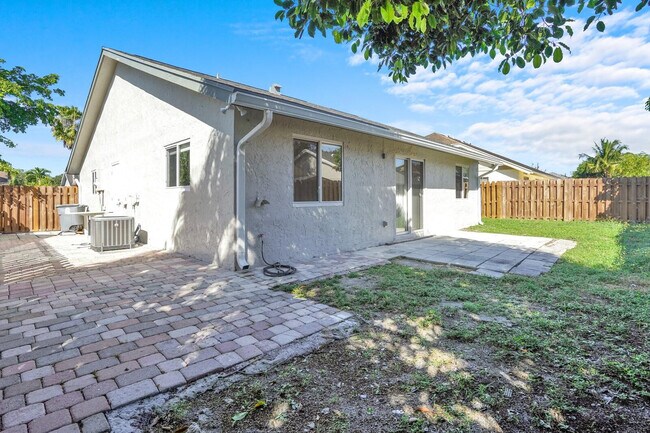 Building Photo - 10548 Boca Entrada Blvd