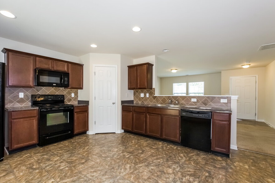 Building Photo - 5605 Twin Brook Dr