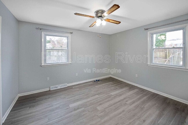 Building Photo - 919 Laurel Rd