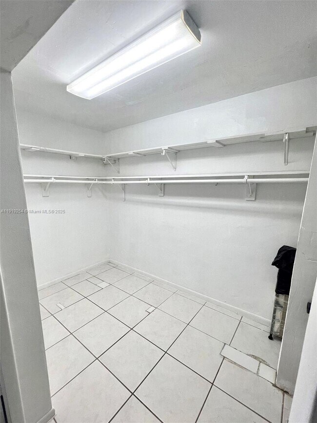 Building Photo - 18900 NE 3rd Ct