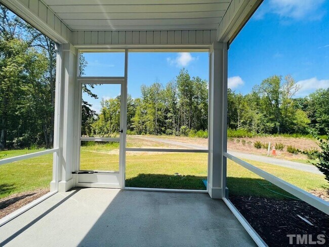 Building Photo - End Unit Townhome for Rent 3 bedroom Double Garage