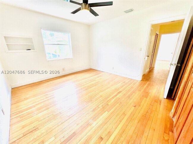 Building Photo - 410 Pinecrest Dr
