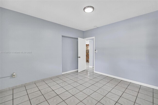 Building Photo - 319 NE 171 St