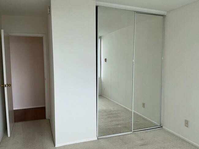Building Photo - Beautiful 1 BR 1 BA condo at The Forum