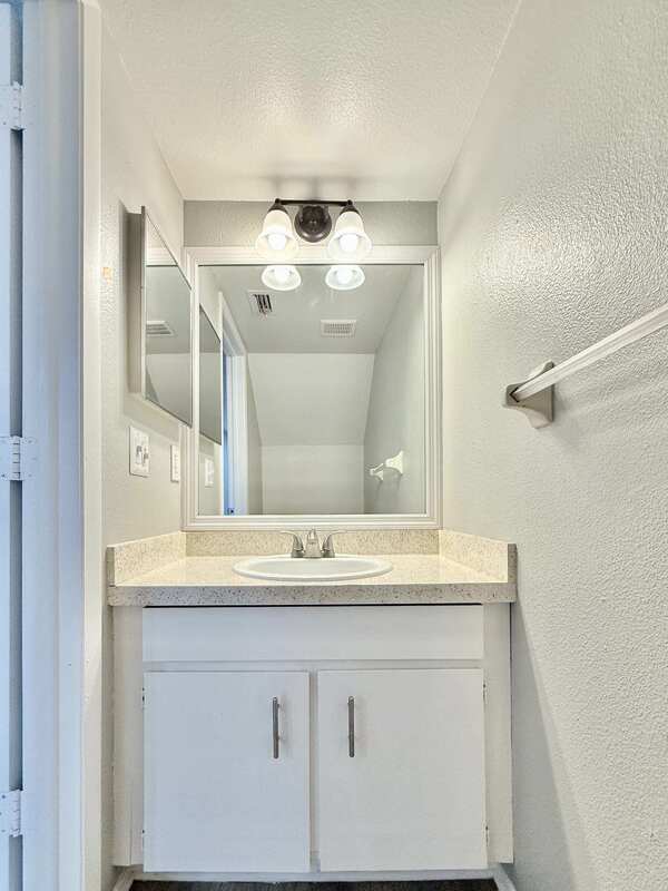 Building Photo - 2820 S Pines Dr