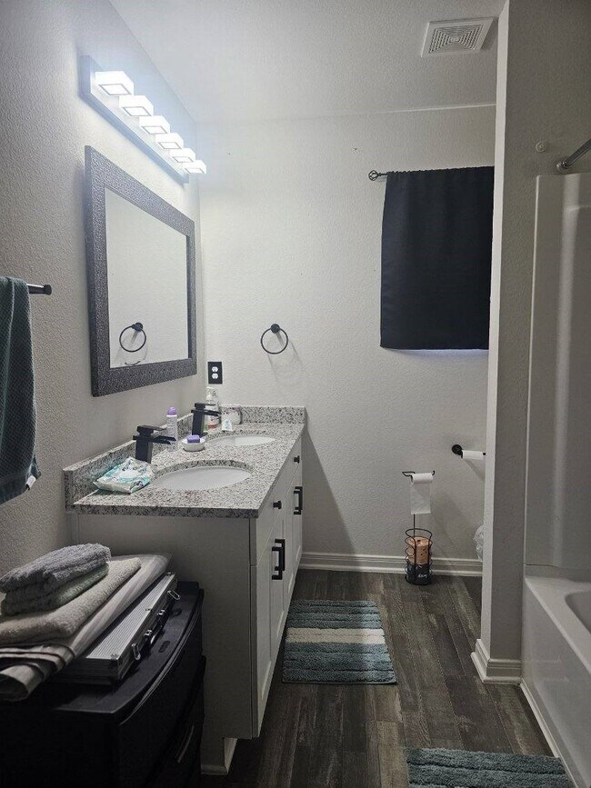 Building Photo - 1010 Cedar Point Dr