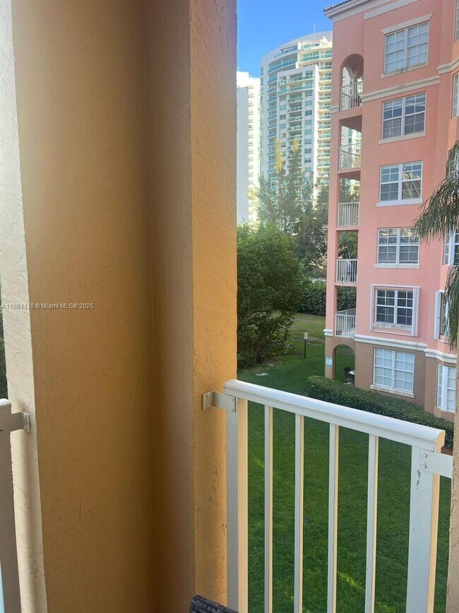 Building Photo - 19601 E Country Club Dr