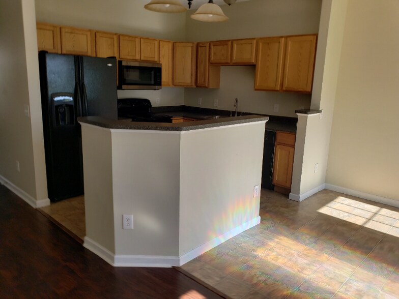 Building Photo - 102 Yellowstone Ct