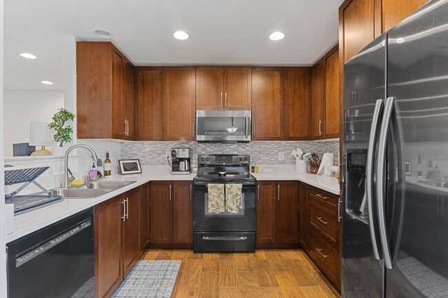 Building Photo - Updated 3bed/3bath with Finished Basement