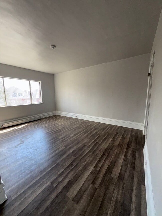 Building Photo - 826 Collins St