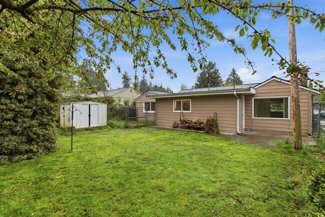 Building Photo - Cozy 4-Bedroom Home with Wood Stove & Large Backyard in Mountlake Terrace